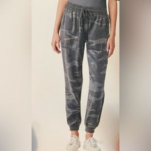 New splendid camo knit jogger 💚